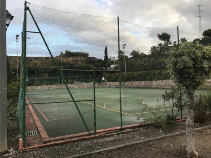 El Ayuntamiento arregla el vallado y remodela los baos del polideportivo de La Caleta